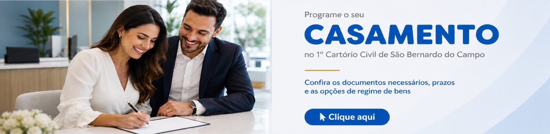 Casal preenchendo os documentos para casamento civil